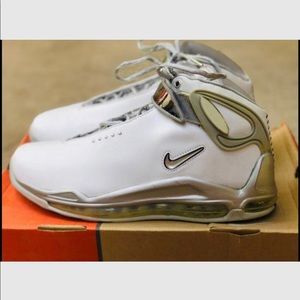 NWOT Nike Battlegrounds Platinum Edition Rare!